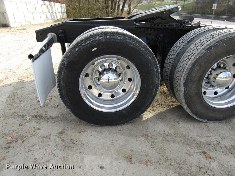 image for item DE5937 2005 Mack CHN613 semi truck