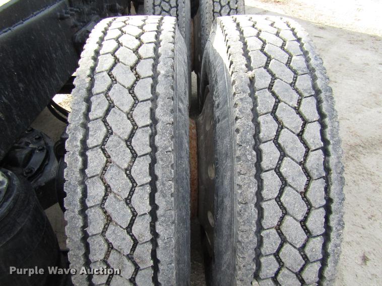 image for item DE5937 2005 Mack CHN613 semi truck