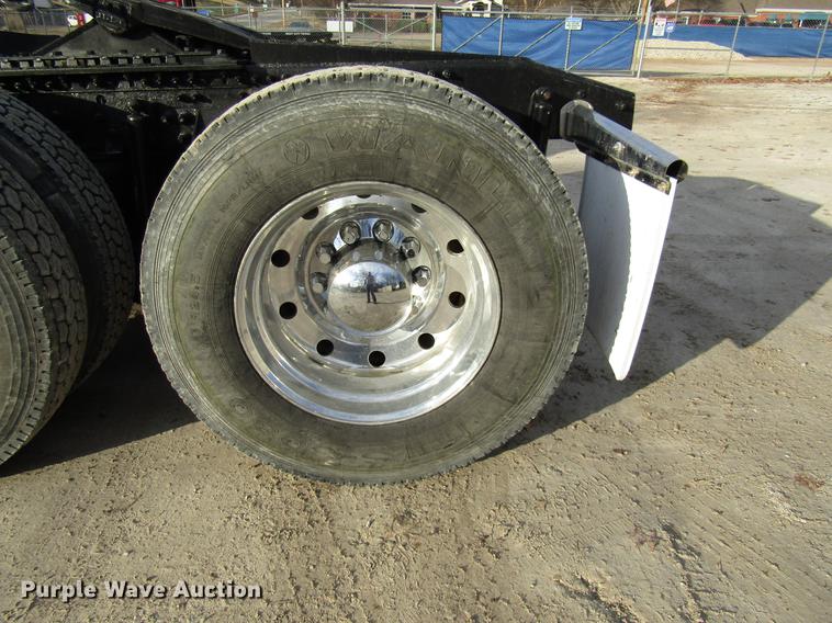 image for item DE5937 2005 Mack CHN613 semi truck