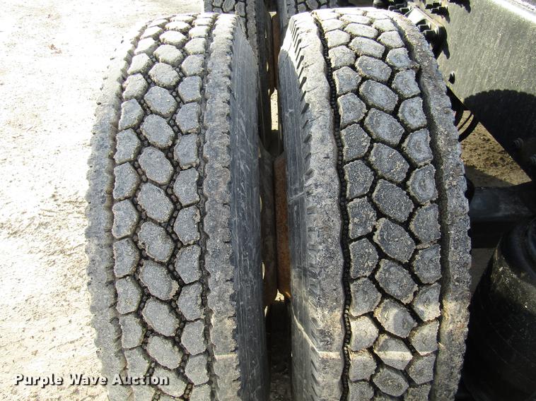 image for item DE5937 2005 Mack CHN613 semi truck