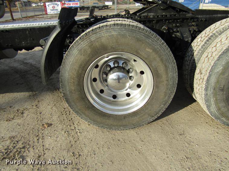 image for item DE5937 2005 Mack CHN613 semi truck