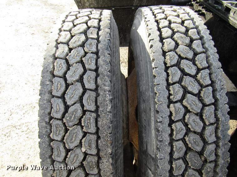 image for item DE5937 2005 Mack CHN613 semi truck