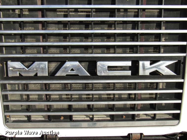 image for item DE5937 2005 Mack CHN613 semi truck