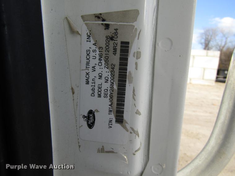 image for item DE5937 2005 Mack CHN613 semi truck