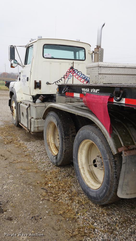 image for item DF1594 1994 Ford Aeromax L9000 semi truck