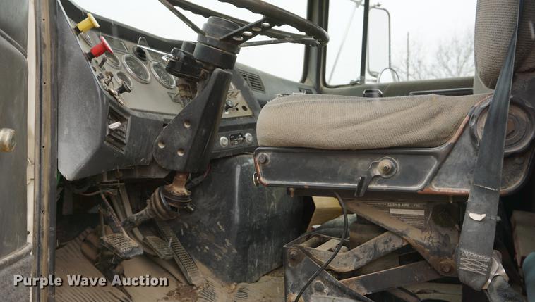 image for item DF1594 1994 Ford Aeromax L9000 semi truck