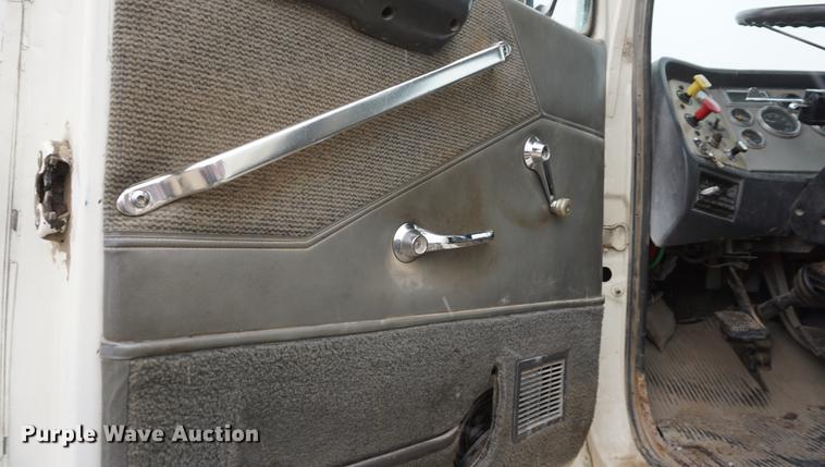 image for item DF1594 1994 Ford Aeromax L9000 semi truck