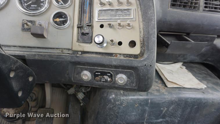 image for item DF1594 1994 Ford Aeromax L9000 semi truck