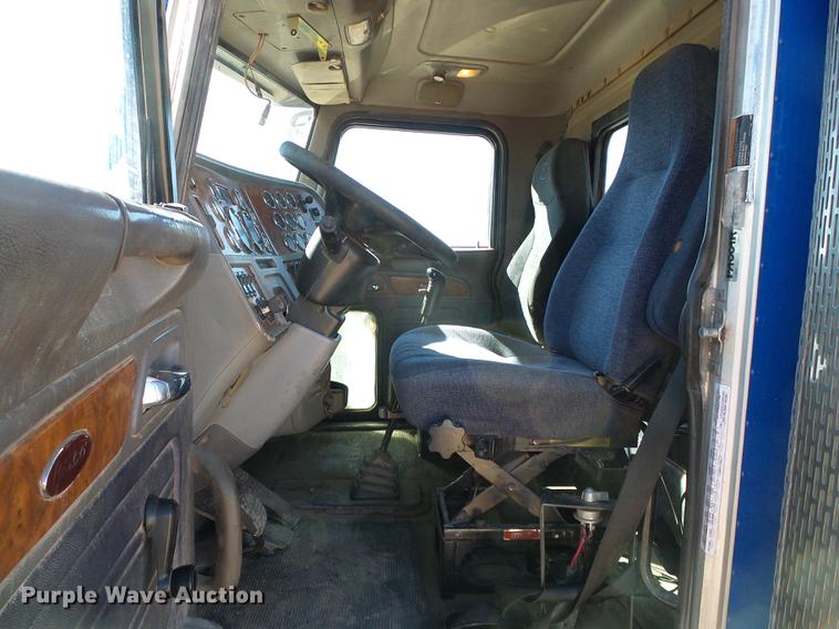 image for item DF2854 2006 Peterbilt 379 semi truck