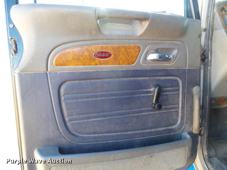 image for item DF2854 2006 Peterbilt 379 semi truck