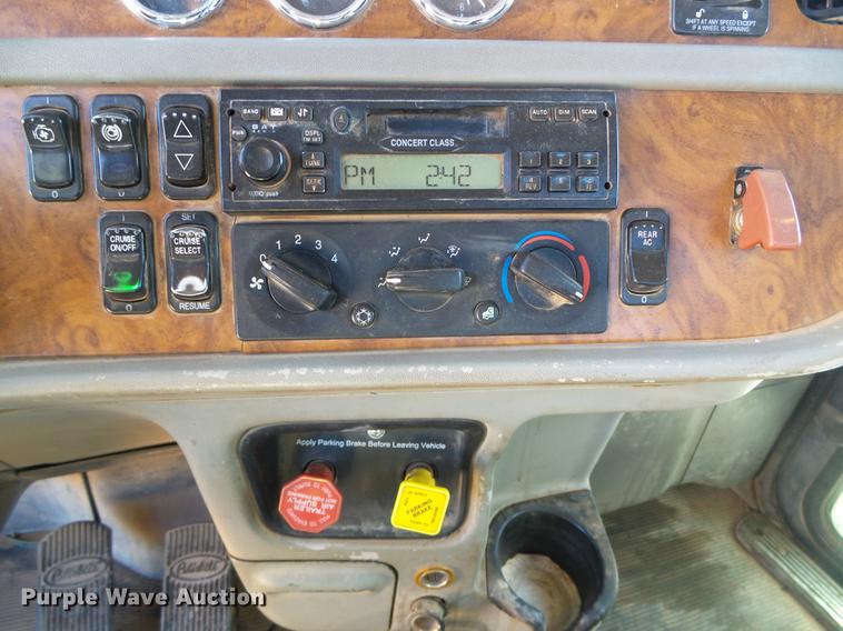 image for item DF2854 2006 Peterbilt 379 semi truck