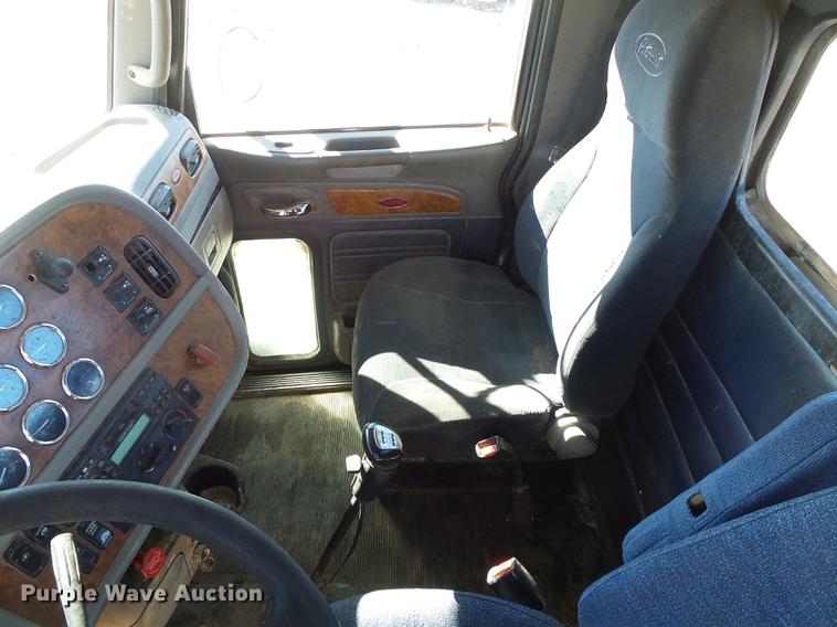 image for item DF2854 2006 Peterbilt 379 semi truck