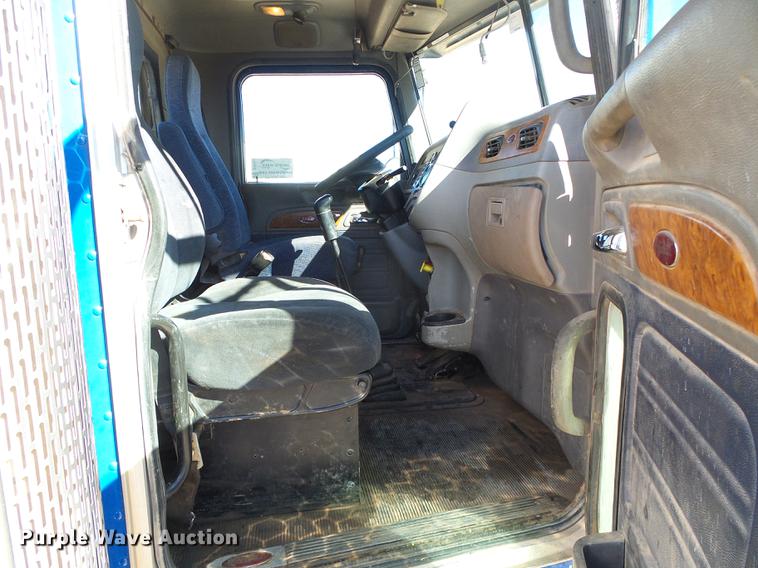 image for item DF2854 2006 Peterbilt 379 semi truck