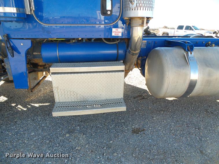 image for item DF2854 2006 Peterbilt 379 semi truck