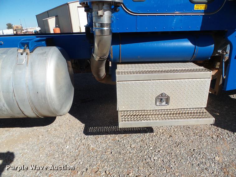 image for item DF2854 2006 Peterbilt 379 semi truck