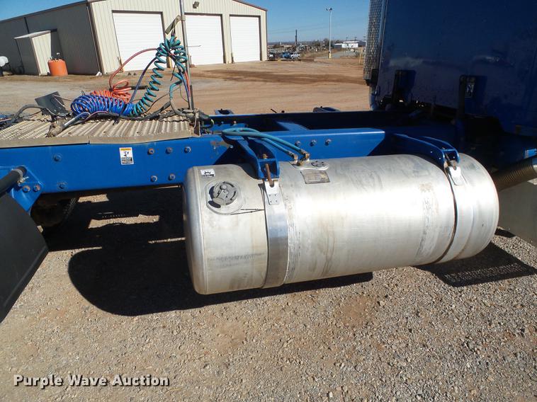 image for item DF2854 2006 Peterbilt 379 semi truck