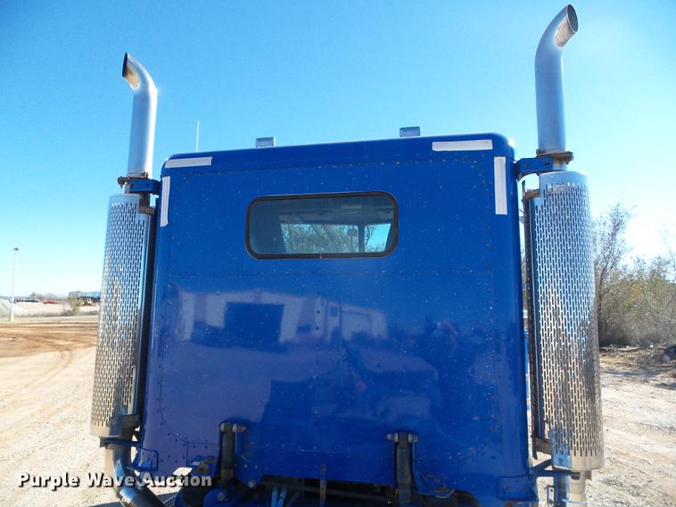 image for item DF2854 2006 Peterbilt 379 semi truck