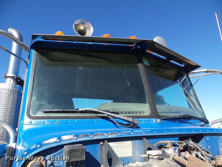 image for item DF2854 2006 Peterbilt 379 semi truck