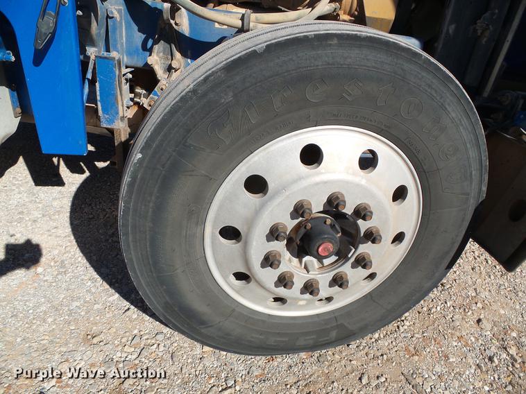 image for item DF2854 2006 Peterbilt 379 semi truck