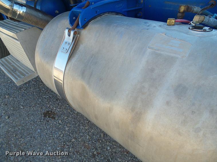 image for item DF2854 2006 Peterbilt 379 semi truck