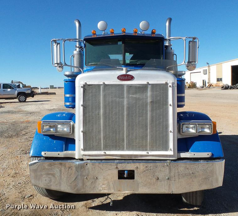 image for item DF2856 2005 Peterbilt 379 semi truck