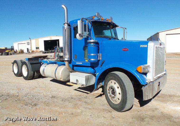 image for item DF2856 2005 Peterbilt 379 semi truck