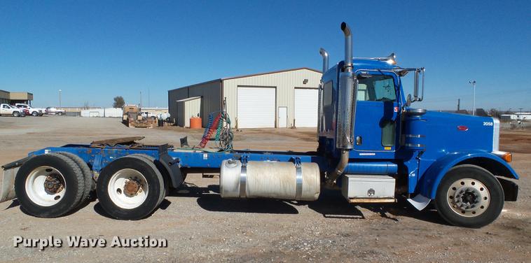 image for item DF2856 2005 Peterbilt 379 semi truck