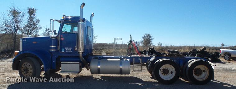 image for item DF2856 2005 Peterbilt 379 semi truck