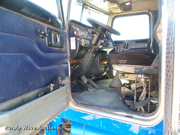 image for item DF2856 2005 Peterbilt 379 semi truck