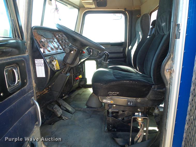 image for item DF2856 2005 Peterbilt 379 semi truck