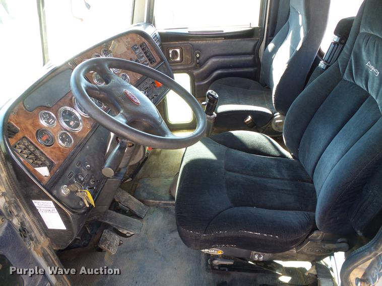 image for item DF2856 2005 Peterbilt 379 semi truck
