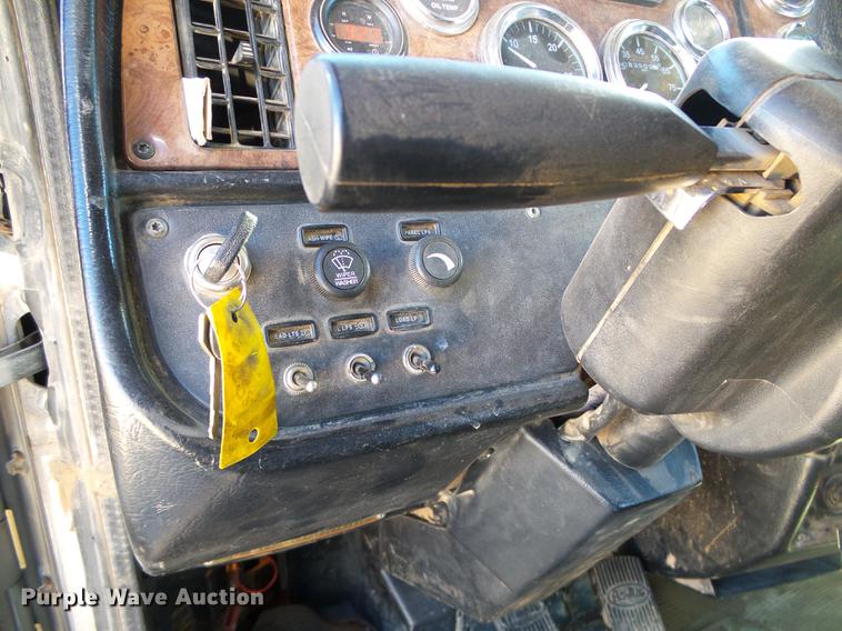 image for item DF2856 2005 Peterbilt 379 semi truck