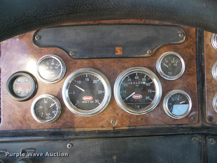 image for item DF2856 2005 Peterbilt 379 semi truck