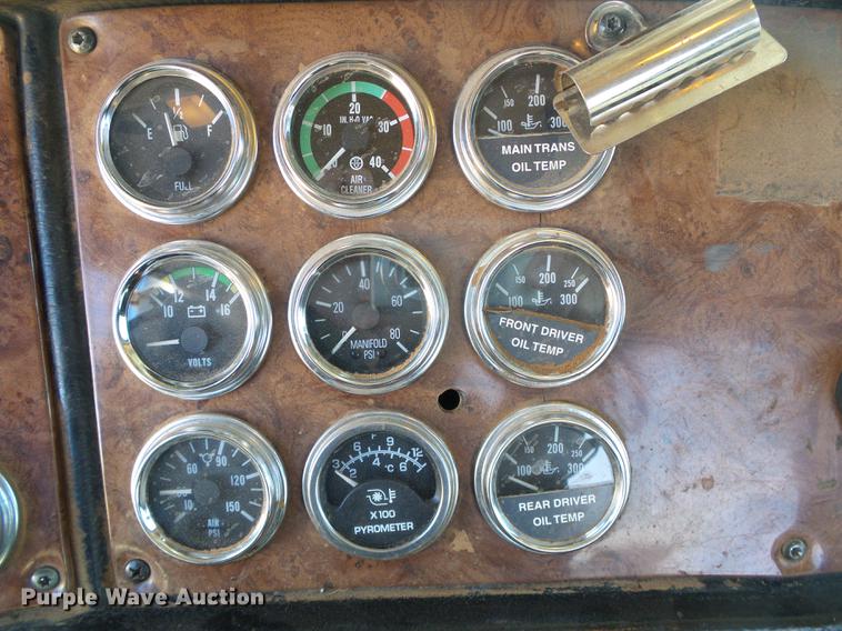 image for item DF2856 2005 Peterbilt 379 semi truck