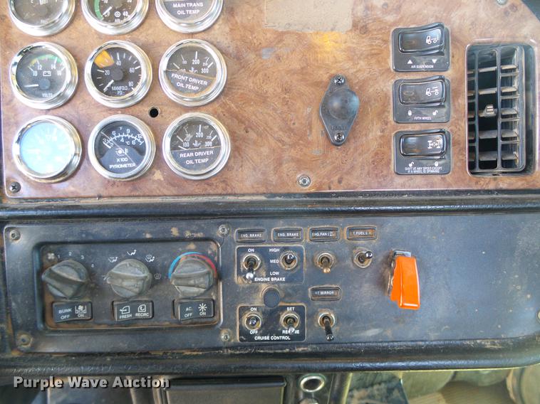 image for item DF2856 2005 Peterbilt 379 semi truck