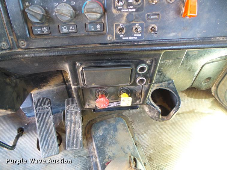 image for item DF2856 2005 Peterbilt 379 semi truck