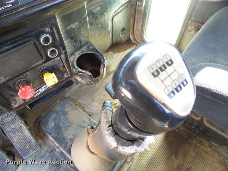 image for item DF2856 2005 Peterbilt 379 semi truck