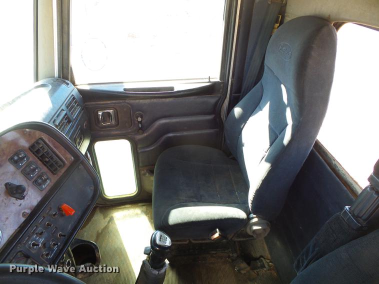 image for item DF2856 2005 Peterbilt 379 semi truck