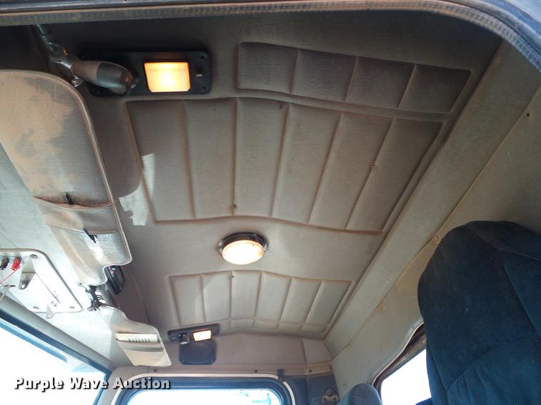 image for item DF2856 2005 Peterbilt 379 semi truck