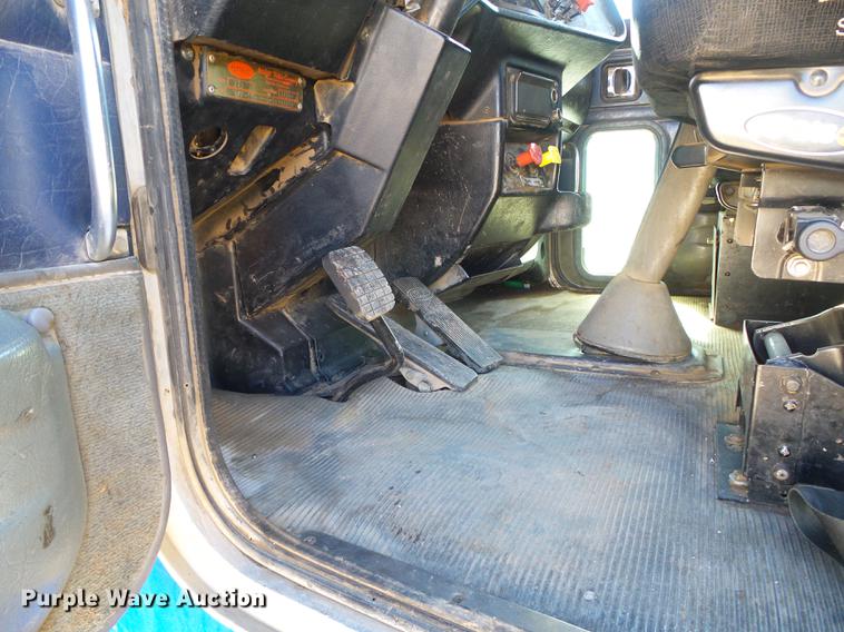 image for item DF2856 2005 Peterbilt 379 semi truck