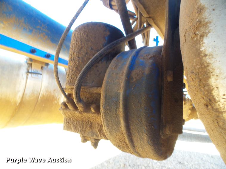 image for item DF2856 2005 Peterbilt 379 semi truck