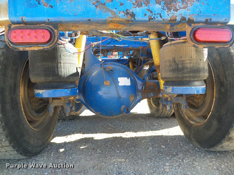 image for item DF2856 2005 Peterbilt 379 semi truck