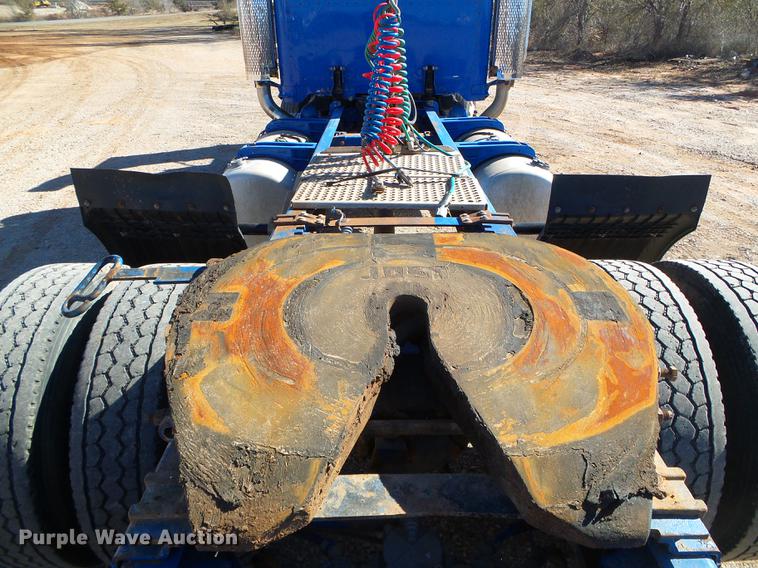 image for item DF2856 2005 Peterbilt 379 semi truck