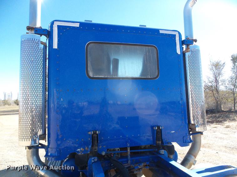 image for item DF2856 2005 Peterbilt 379 semi truck