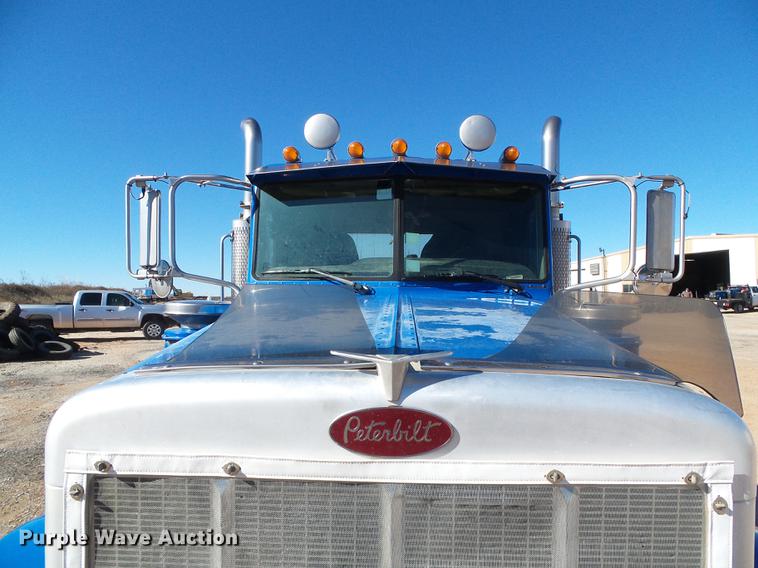 image for item DF2856 2005 Peterbilt 379 semi truck