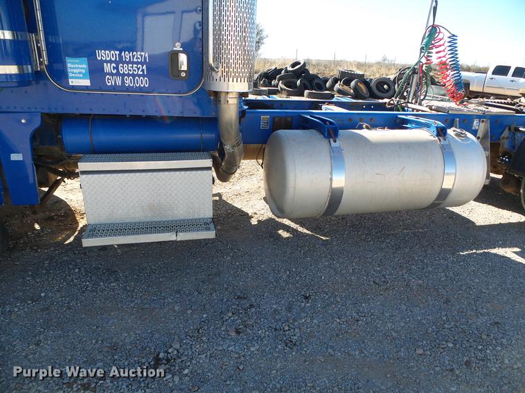 image for item DF2856 2005 Peterbilt 379 semi truck