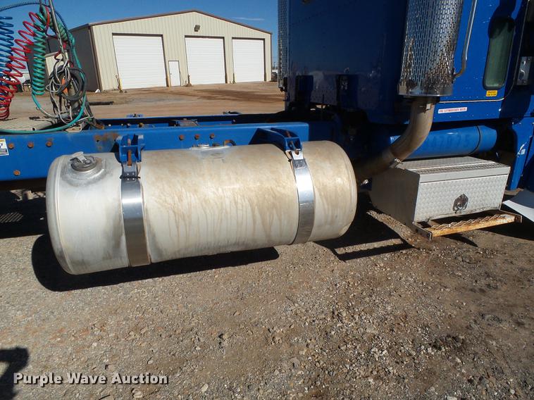 image for item DF2856 2005 Peterbilt 379 semi truck