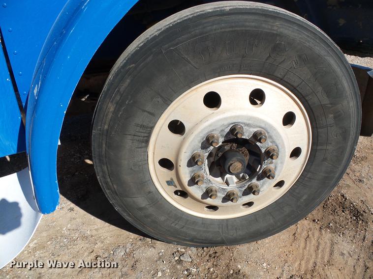 image for item DF2856 2005 Peterbilt 379 semi truck