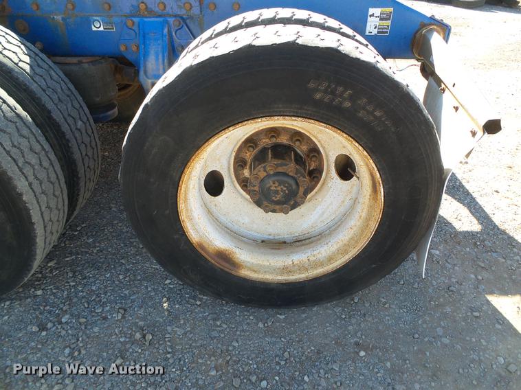 image for item DF2856 2005 Peterbilt 379 semi truck