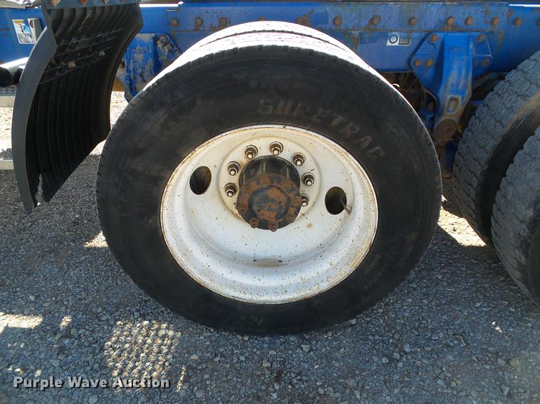 image for item DF2856 2005 Peterbilt 379 semi truck